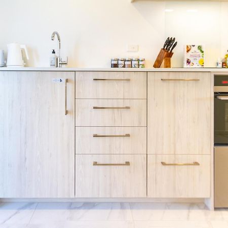 City Living: Upper Studio Haven On Wilmer Крайстчърч Екстериор снимка