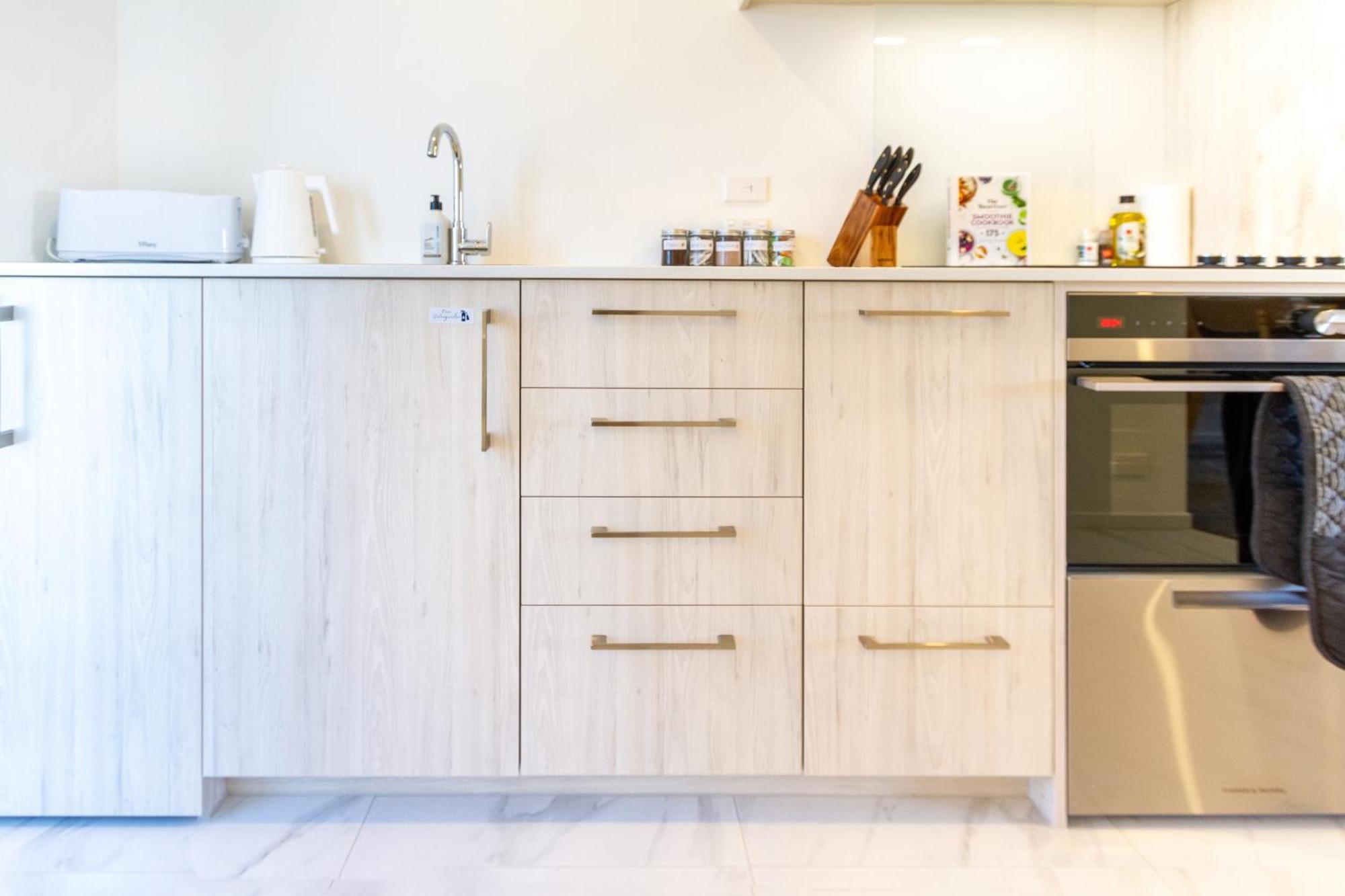 City Living: Upper Studio Haven On Wilmer Крайстчърч Екстериор снимка